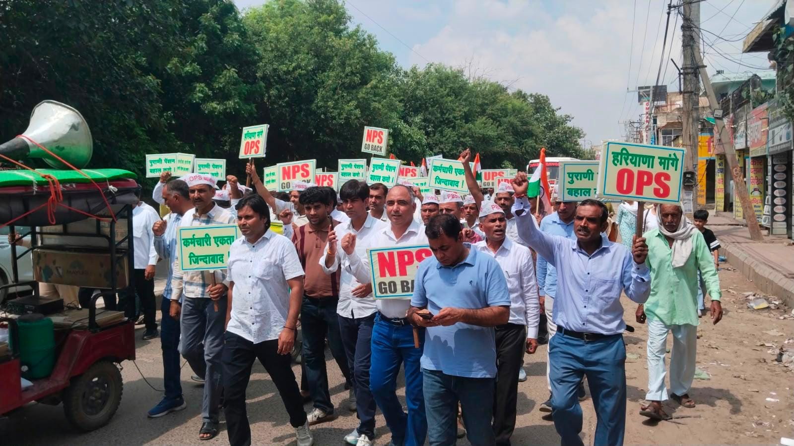 ओपीएस बहाली की मांग को लेकर संकल्प मार्च निकालते कर्मचारी। स्रोत : संगठन
