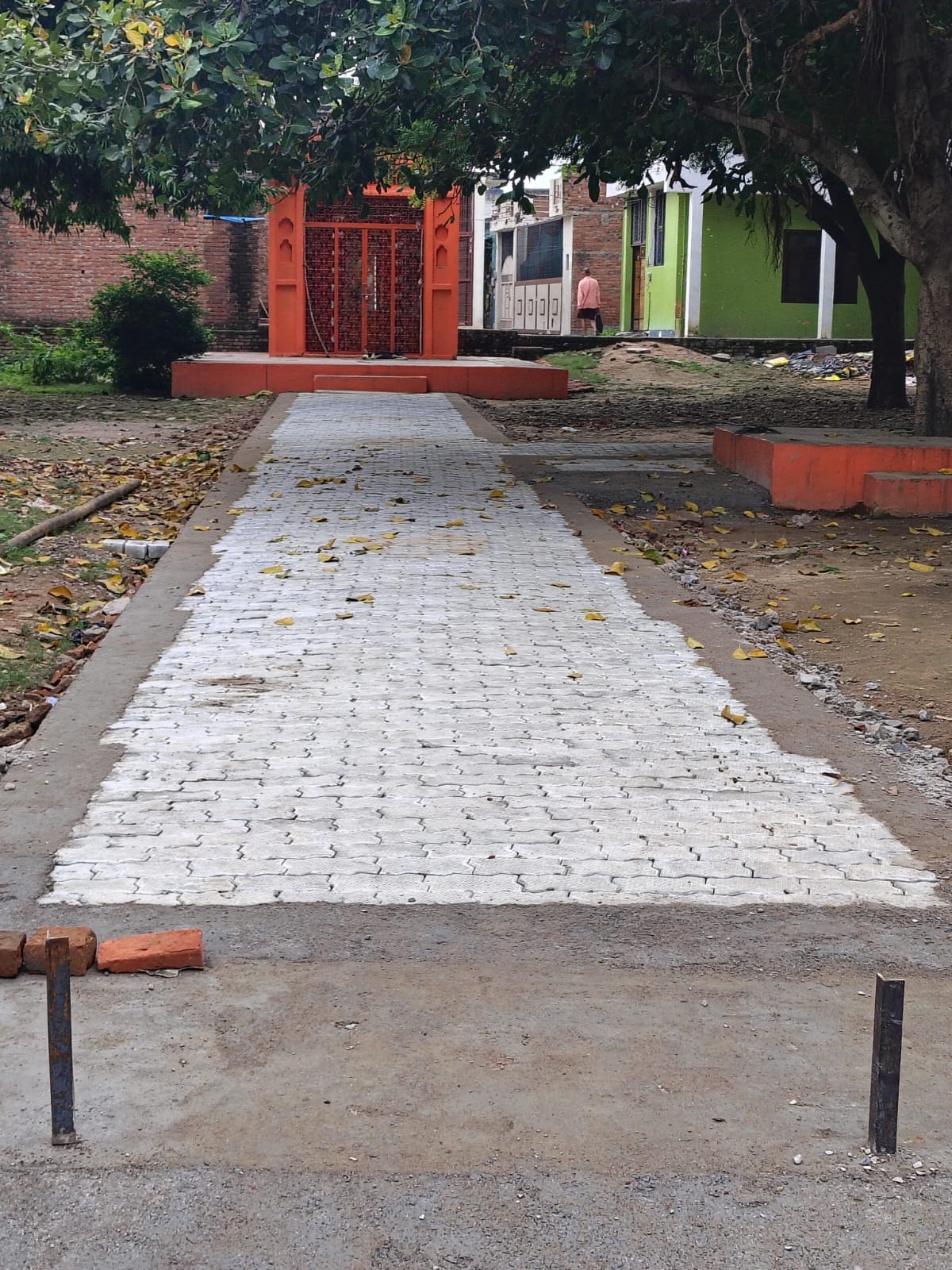पंचमुखी हनुमान मंदिर में बिछाई गई इंटरलॉकिंग। संवाद