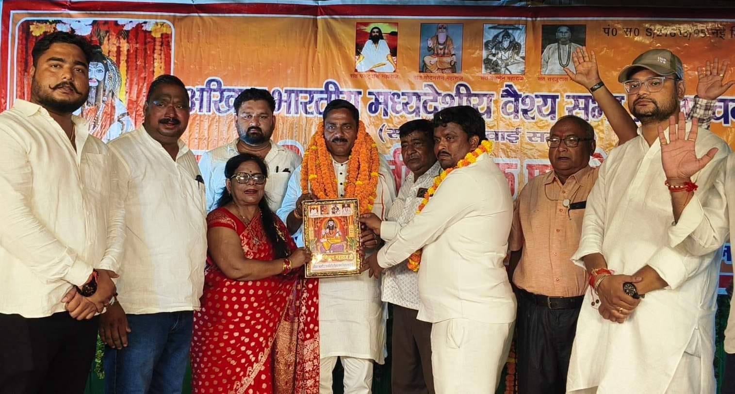 पीडीडीयू नगर के अग्रवाल सेवा संस्थान में भाजपा विधायक रमेश जायसवाल को सम्मानित करते मद्धेशिया 