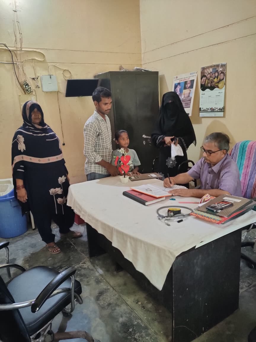 पीएचसी में मरीज इलाज करते चिकित्सक