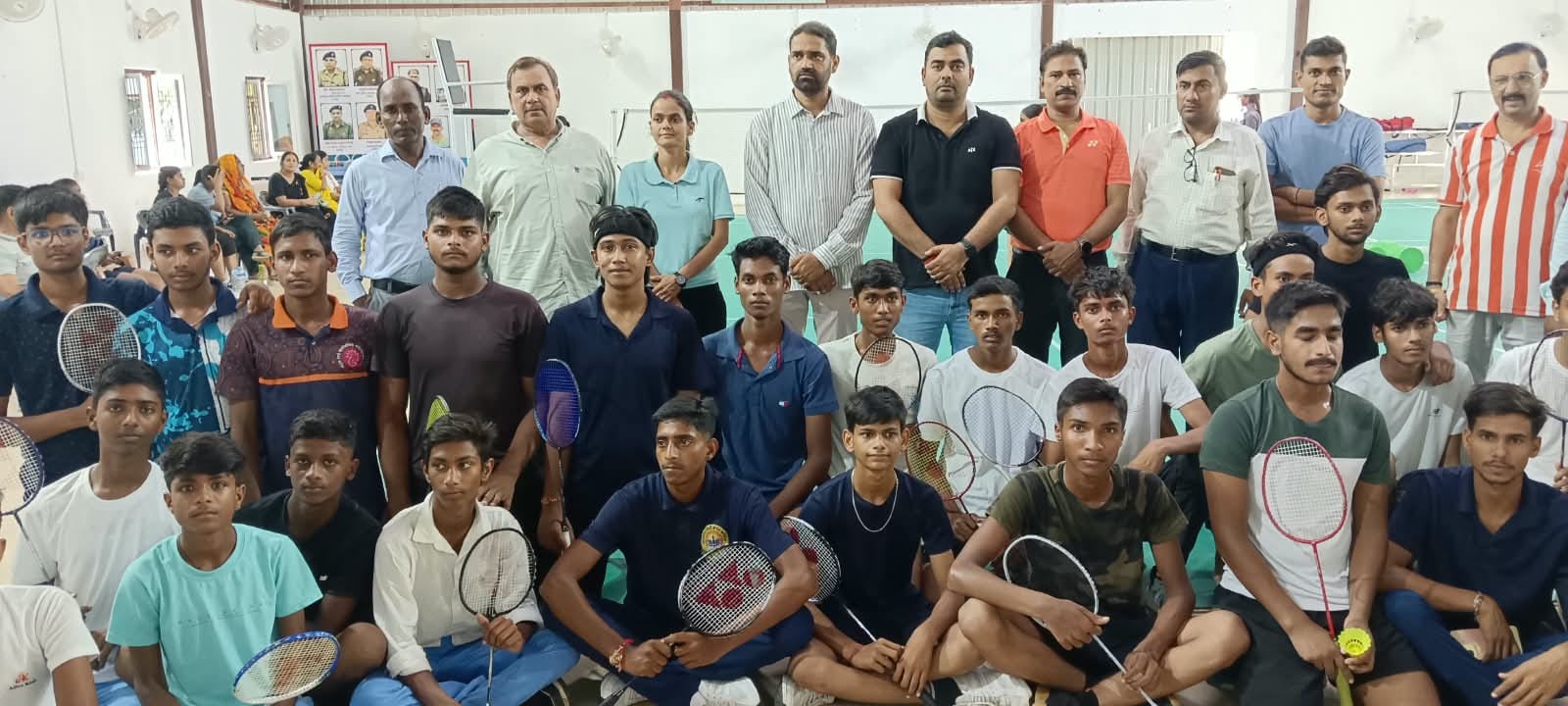 पुलिस लाइन स्थित इंडोर हॉल में 70वीं माध्यमिक मंडलीय बैडमिंटन प्रतियोगिता के लिए चयनित छात्र। स
