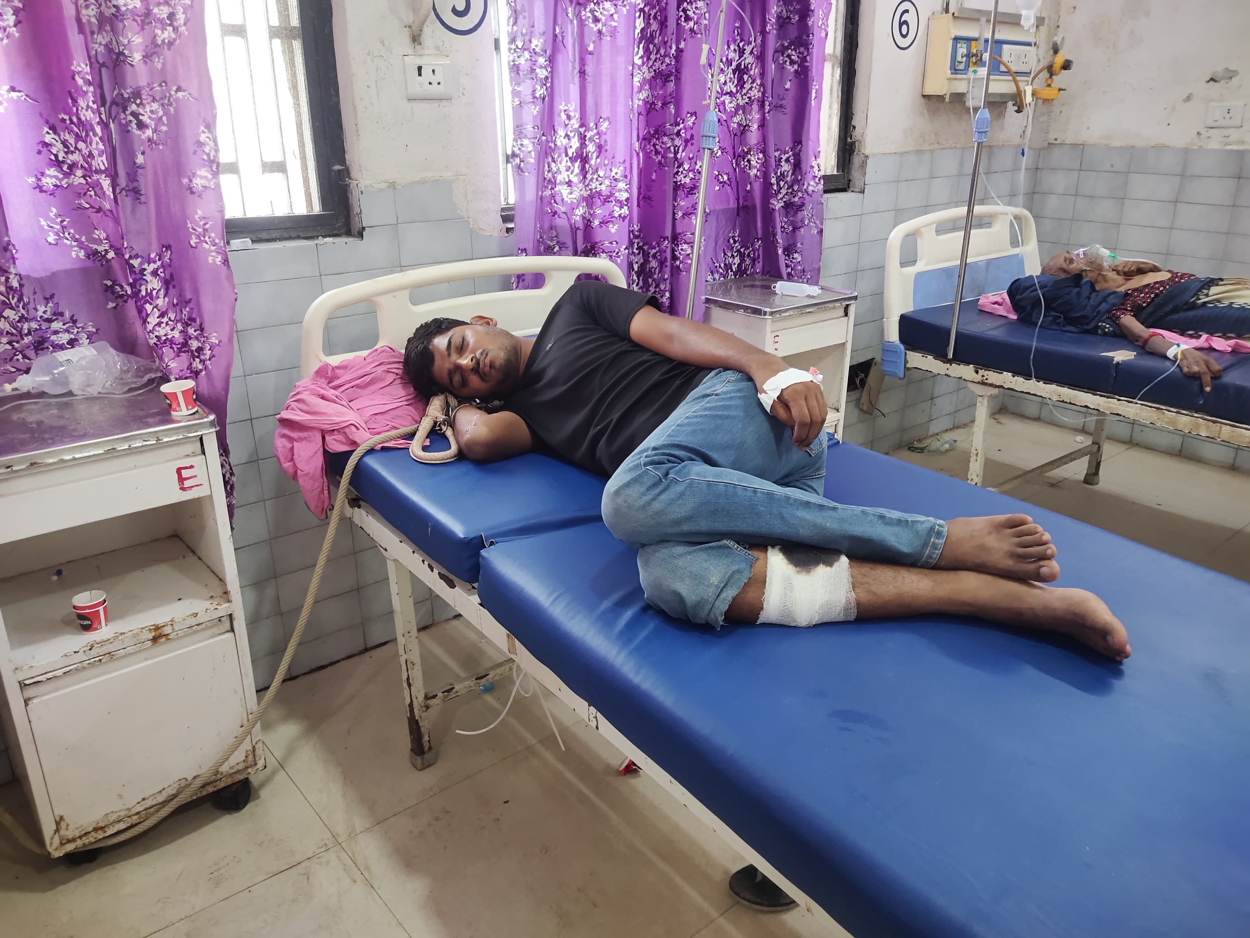 पुलिस मुठभेड़ में घायल आरोपी मयंक उर्फ प्रिंस यादव इलाज के लिये जिला अस्पताल में भर्ती