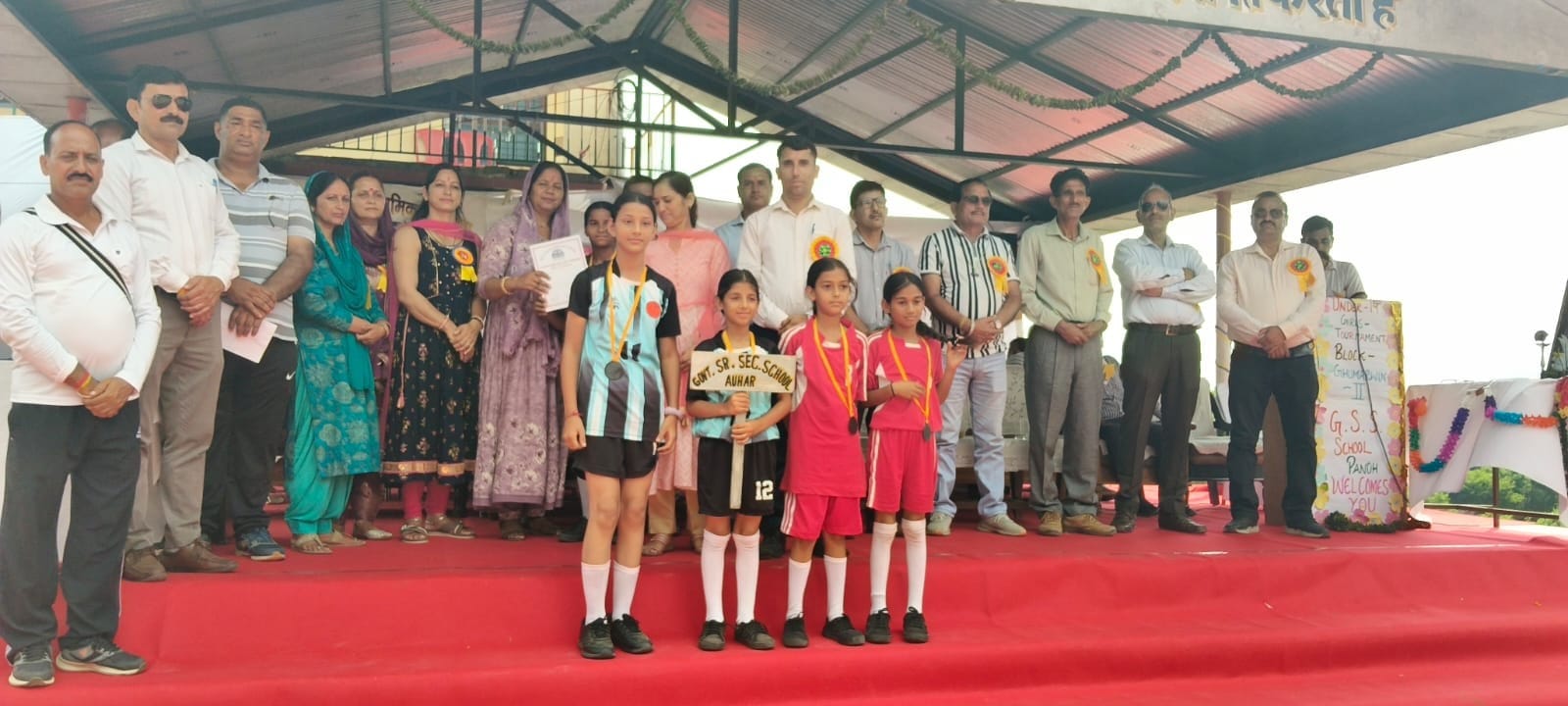 पनोह स्कूल में आयोजित खंड स्तरीय खेलकूद प्रतियोगिता में विजेता खिलाड़ियों को सम्मानित करते हुए।