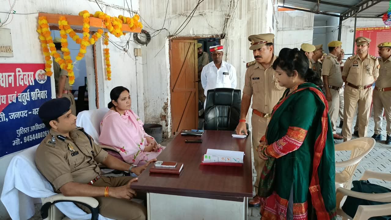 पुरानी बस्ती थाना में सुनवाई के दौरान डीएम व एसपी स्रोत सूचना विभाग