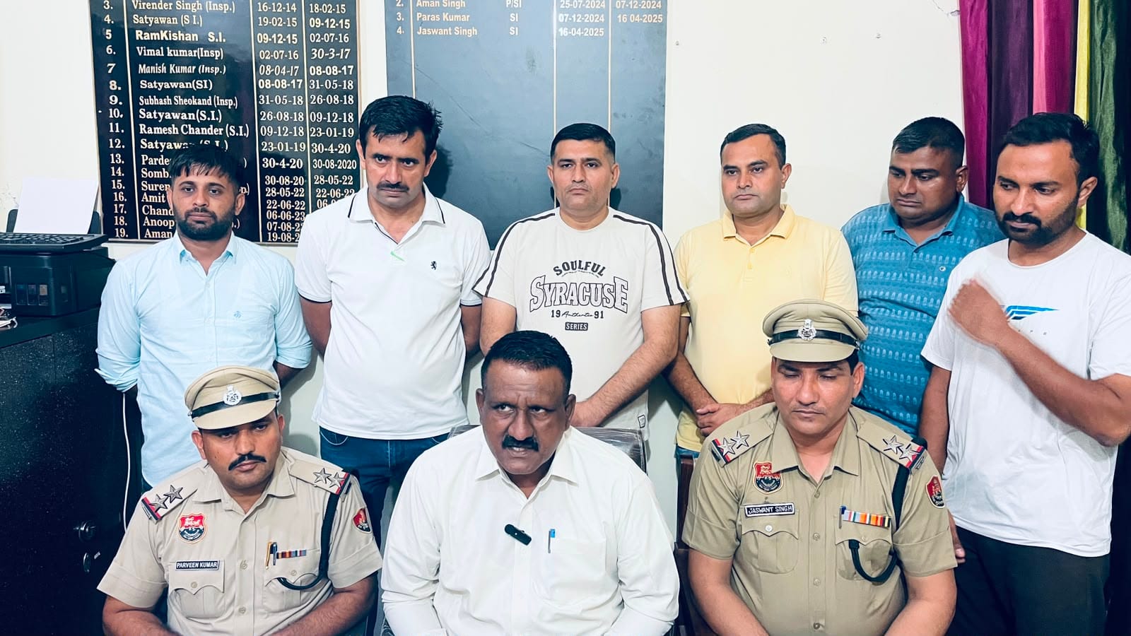 प्रेस वार्ता कर मामले की जानकारी देते हुए डीएसपी सुशील प्रकाश। संवाद