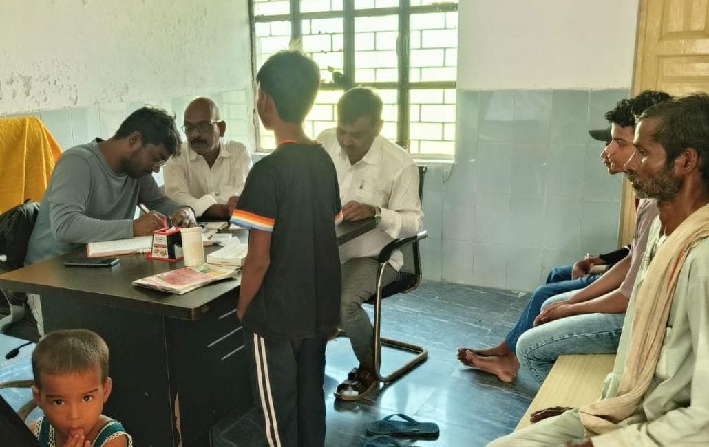 प्राथमिक स्वास्थ्य केंद्र बिस्कोहर में मरीजों की जांच कर दवा लिखते डाॅ. एहतिशाम अहमद। संवाद