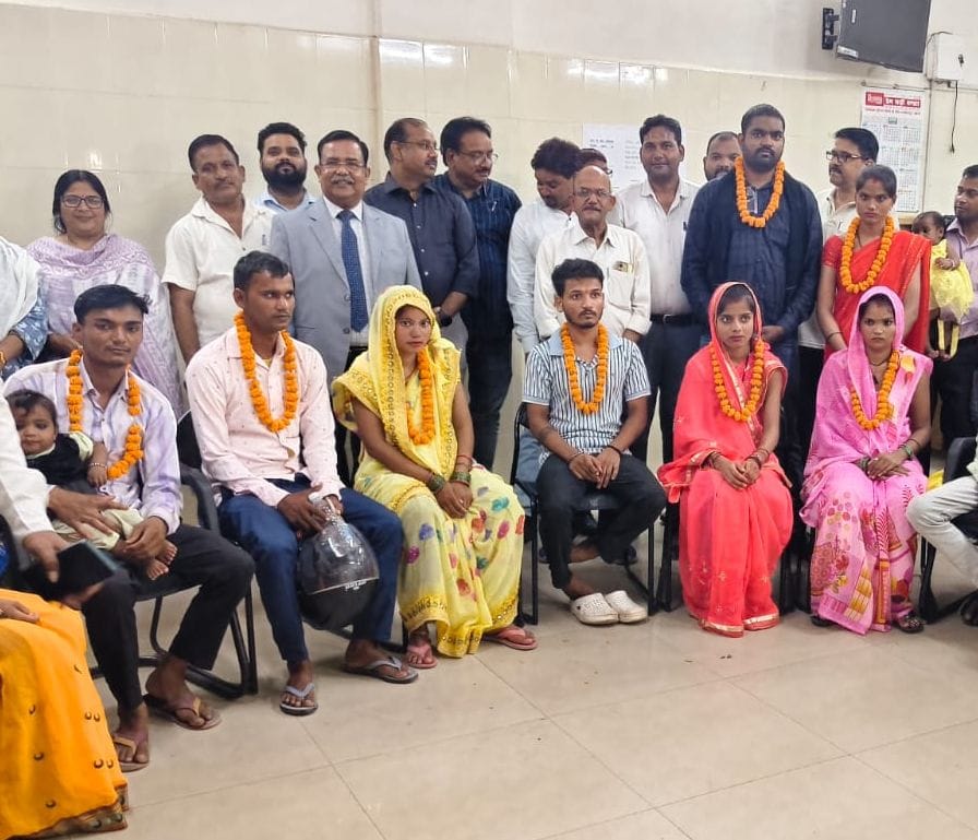 परिवार न्यायालय में मौजूद दंपती। संवाद