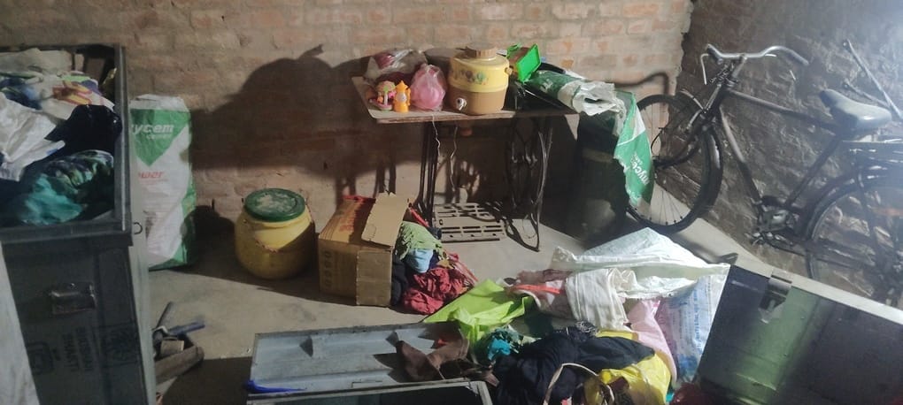 पवई के नाटी गांव में चोरी के बाद बिखरे सामान। संवाद