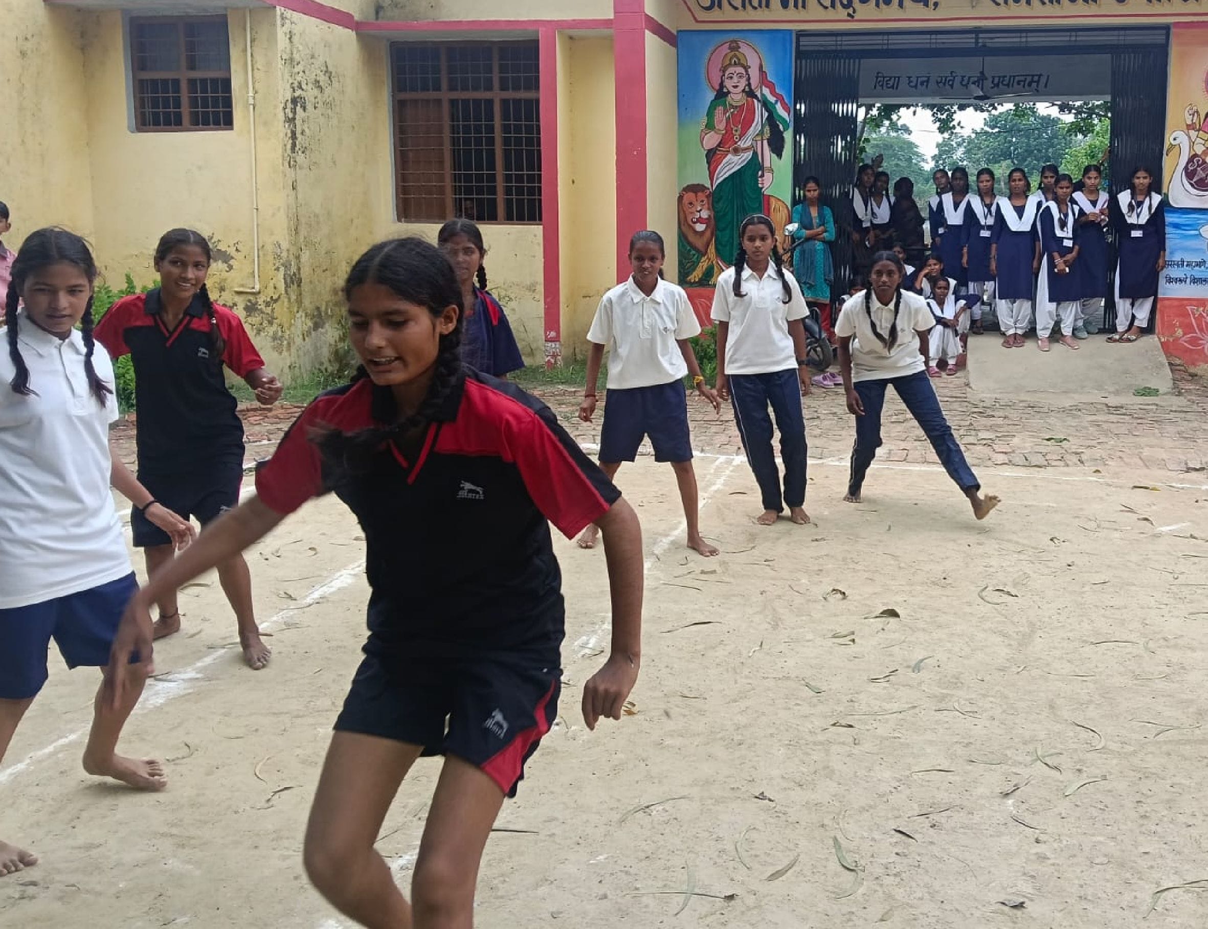 राजकीय हाईस्कूल तेंदुआ में आयोजित प्रतियोगिता में कबड्डी खेलती छात्राएं। स्रोत: विद्यालय प्रबंध