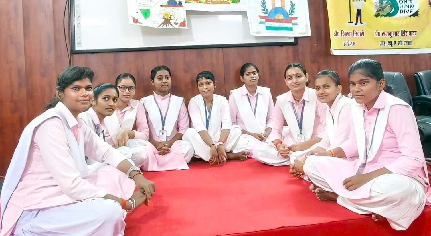 राजकीय महाविद्यालय में अंताक्ष्यड़ी प्रतियोगिता में प्रतिभाग करती छात्राएं। स्रोत- महाविद्यालय