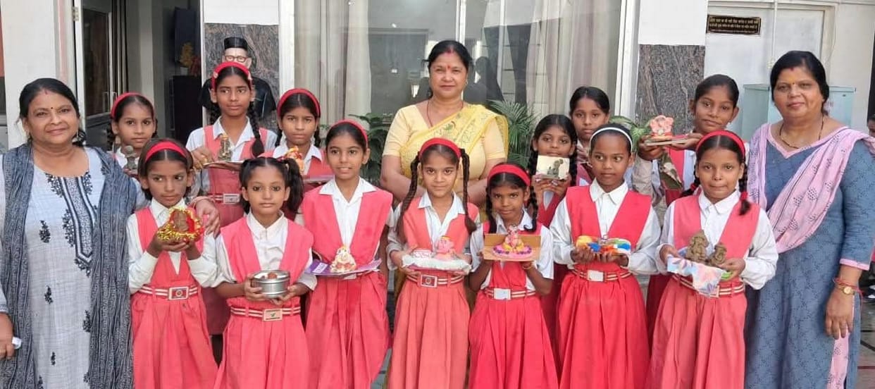Female students showcased their talent in the idol-making competition.