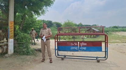 रेक्सड़िया गांव के रास्ते व विनोद के घर के पास तैनात पुलिस बल। संवाद