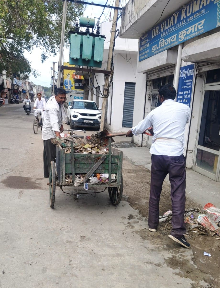 1,800 tonnes of garbage lying in the city; clearing it could take two weeks