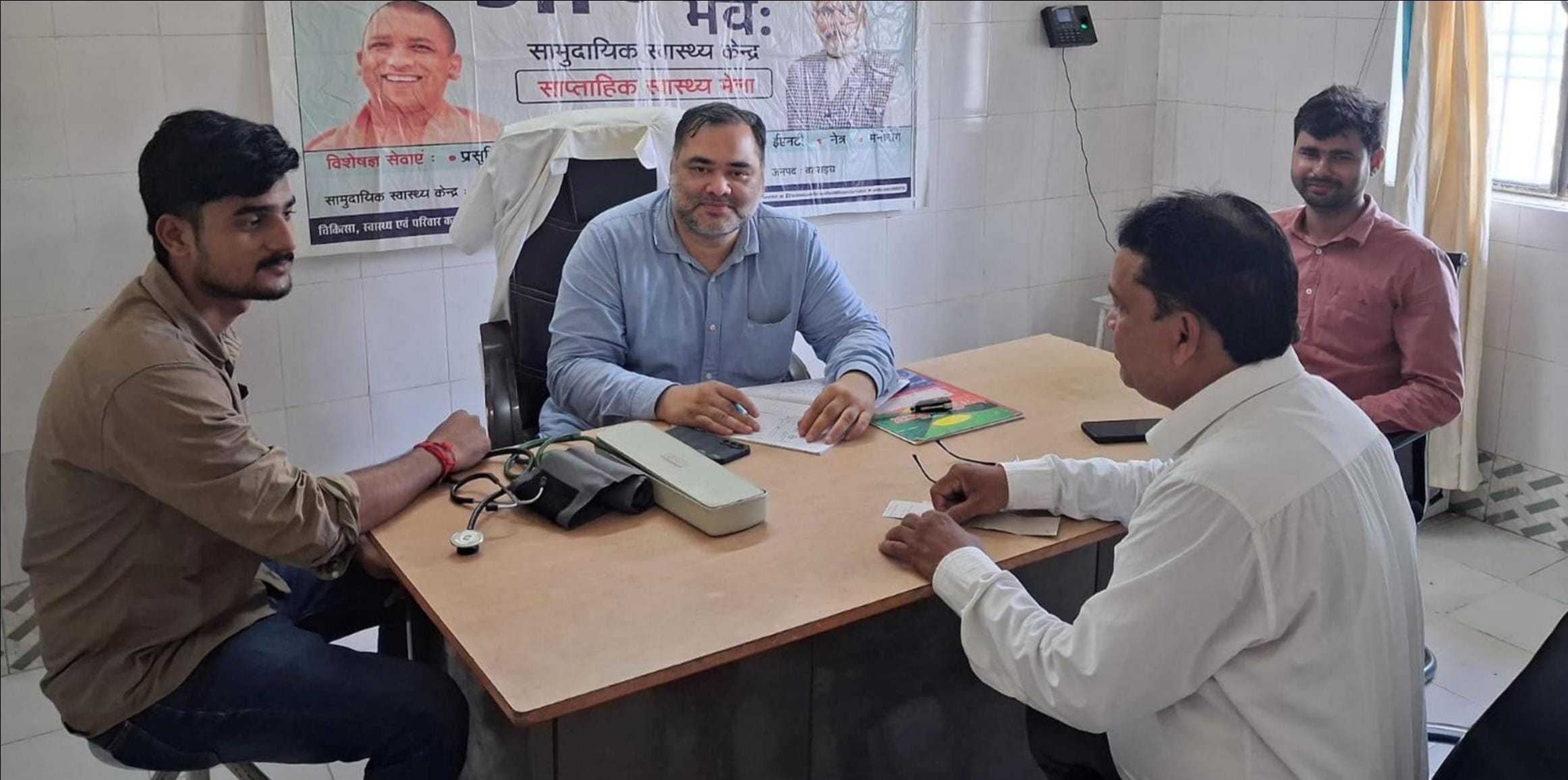 रिसिया के नर्सिंगडीहा प्राथमिक स्वास्थ्य केंद्र पर मरीज देखते चिकित्सक। 