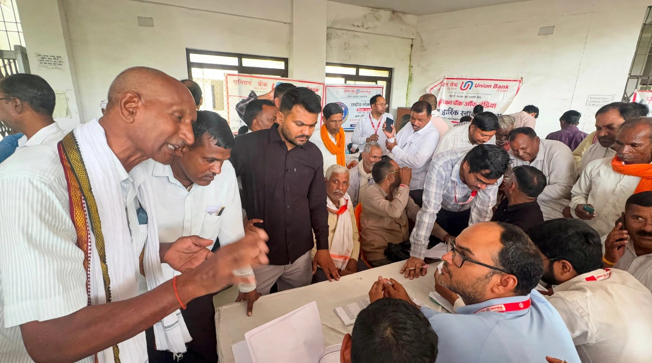 राष्ट्रीय लोक अदालत में अधिकारियों से बातचीत करते उपभोक्ता। संवाद