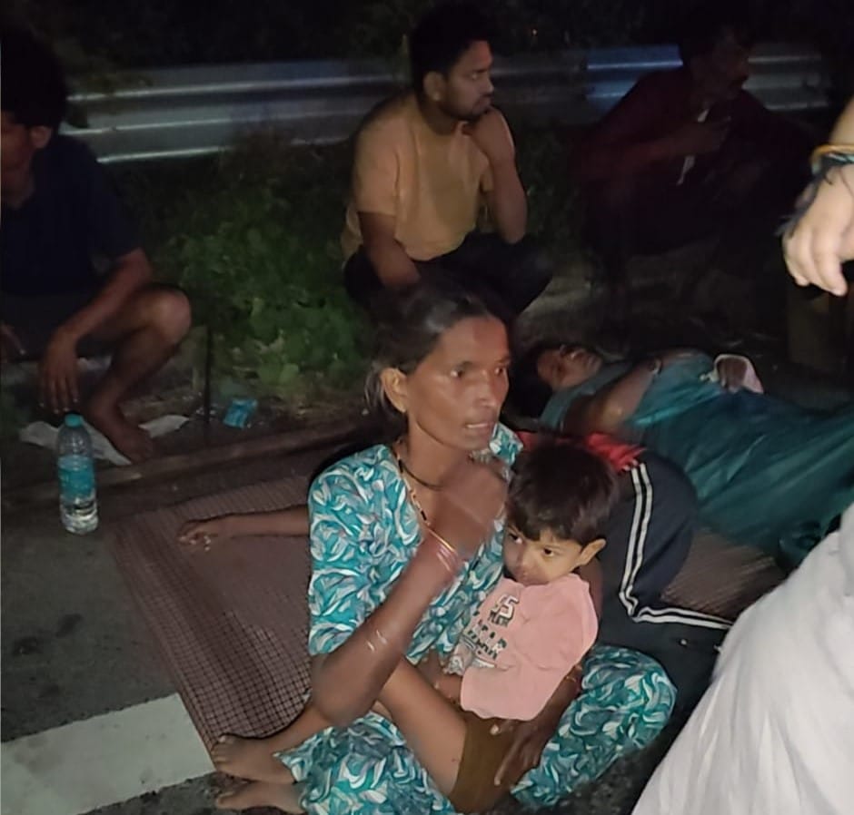 Unidentified vehicle hits pickup truck carrying pilgrims; 20 pilgrims injured.