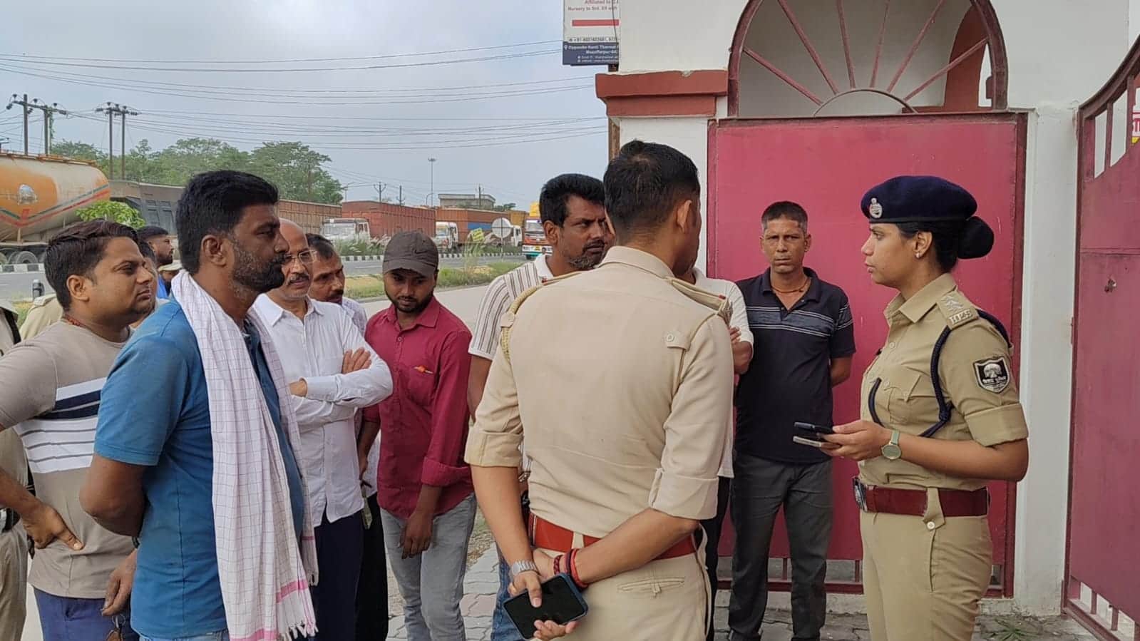 जांच करती पुलिस