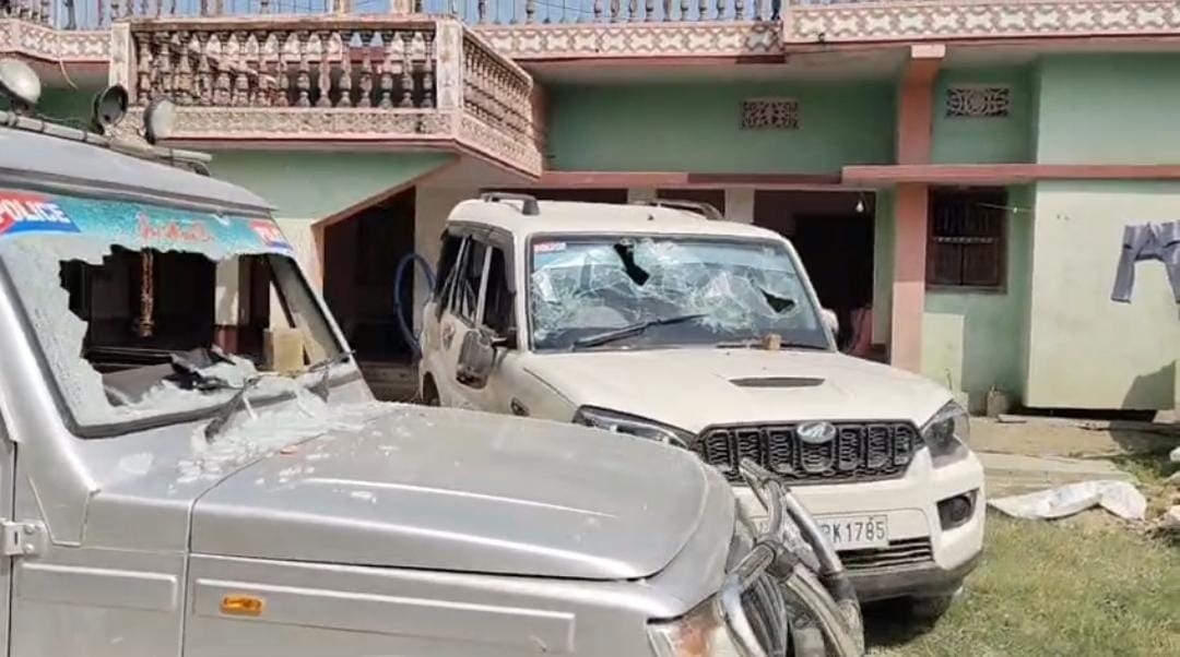 समस्तीपुर जिले के हलई थाना क्षेत्र स्थित बनवीरा गांव में छापेमारी करने पहुंची उत्पाद विभाग की क