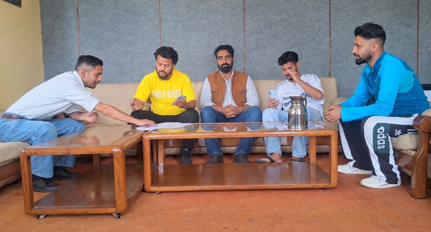सराहन में क्रिकेट प्रतियोगिता के आयोजन को लेकर बैठक करते आयोजक कमेटी के पदाधिकारी। स्रोत : कमेट