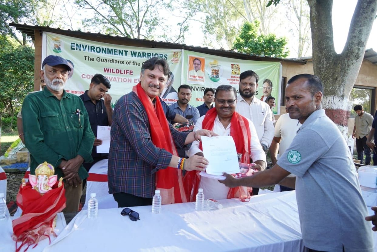 Sarojininagar MLA Dr. Rajeshwar Singh honored 'Bagh Mitras' (Tiger Friends), forest personnel, guides, and the driver.