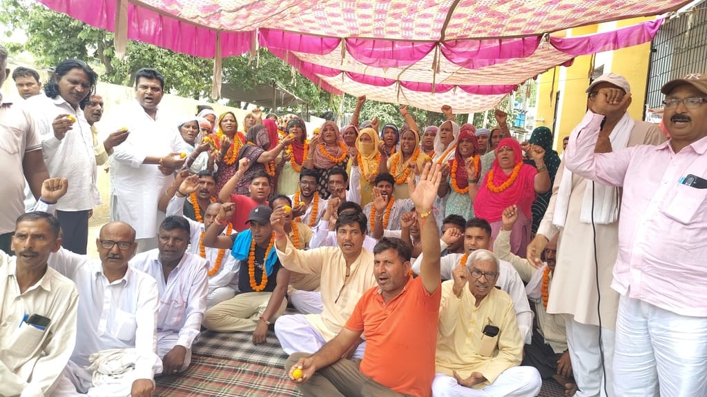 सरकार की ओर से मांगें माने जाने का जश्न मनाते सफाई-अग्निशमन विभाग के कर्मचारी। संवाद