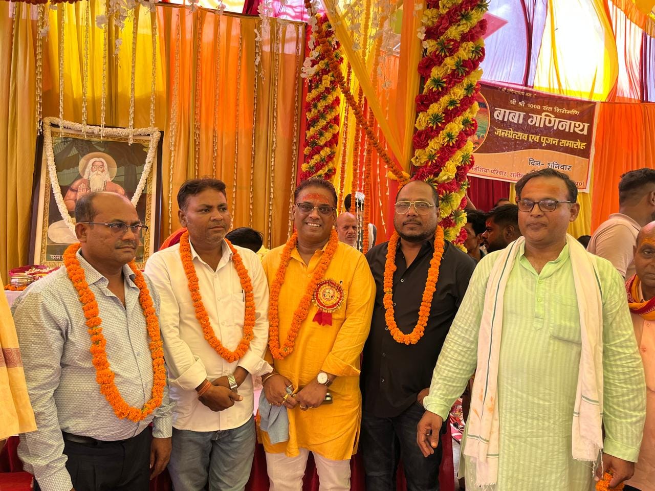 संत श्री गणिनाथ बाबा सेवा समिति की ओर से रानीगंज बाजार आयोजित संत गणिनाथ पूजनोत्सव में सम्मानि