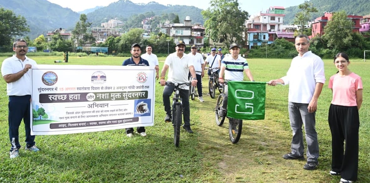 सुंदरनगर के पॉलीटेक्निक कॉलेज ग्राउंड से रैली को क्रयांश के संस्थापक एवं हिमाचल डेंटल कॉलेज में