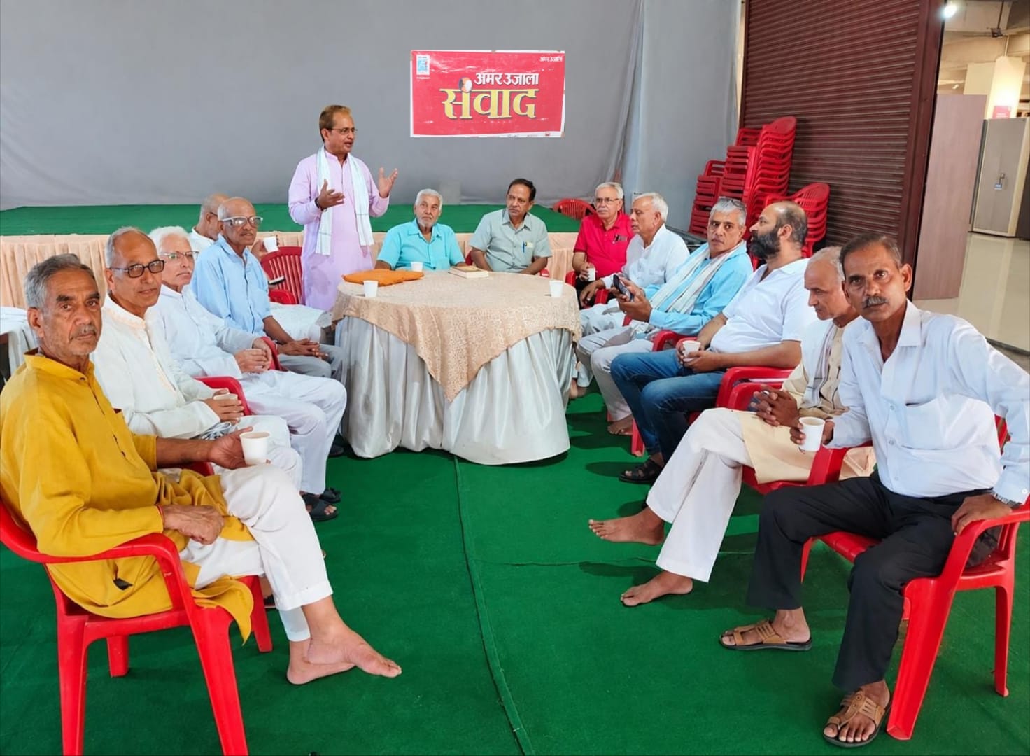 संवाद कार्यक्रम में अपनी बात रखते लोग। संवाद