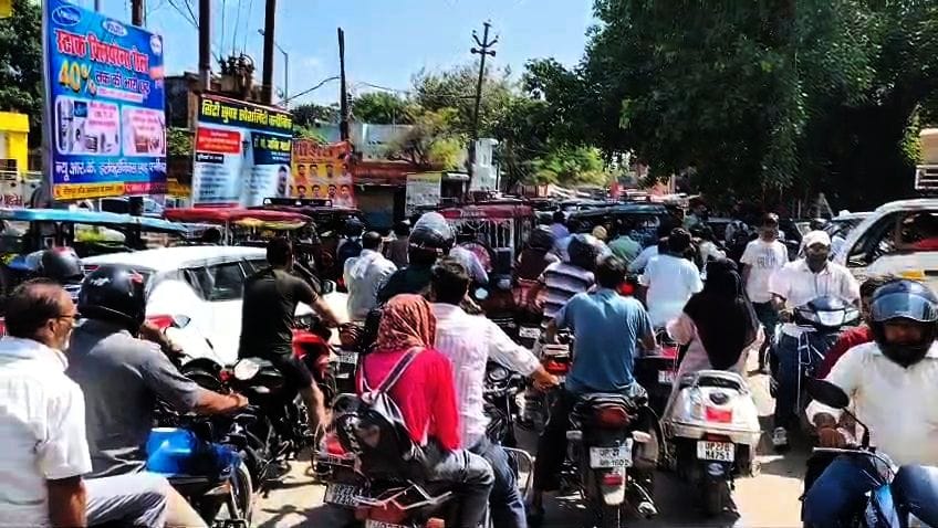 Traffic jam at Kanojiya Tiraha; commuters inconvenienced.