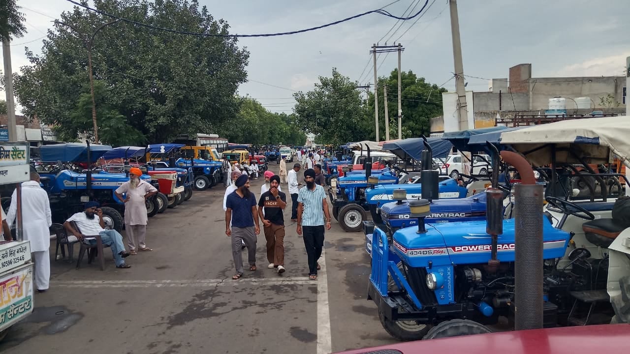 शहर की ऑटो मार्किट में रविवार को आयोजित मेले में बिक्री के लिए खड़े ट्रेक्टर। संवाद