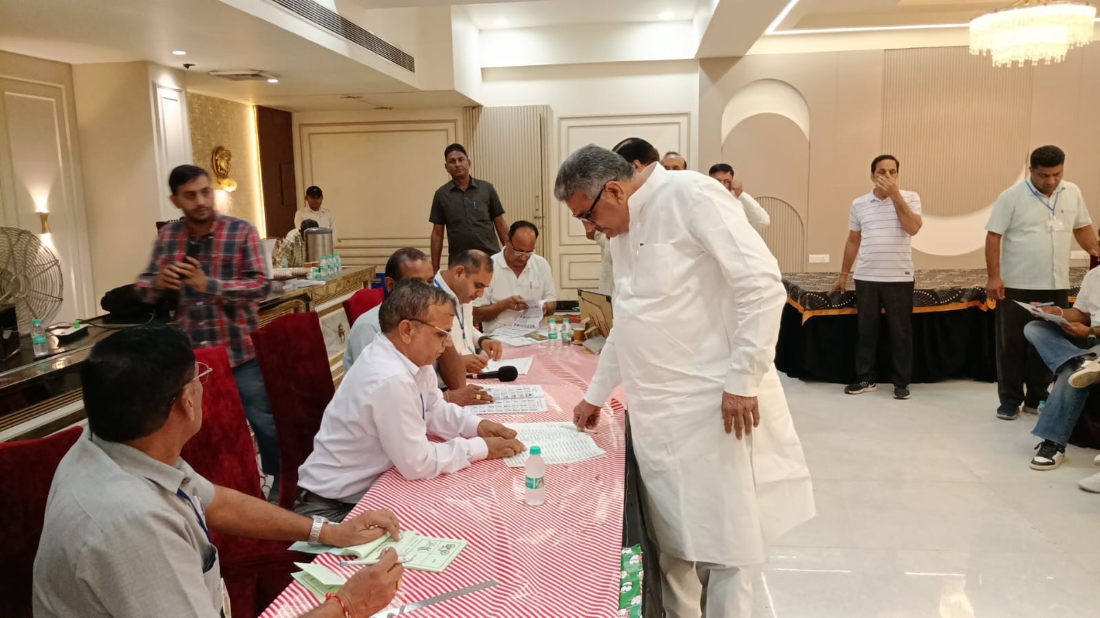 शहर के दीप होटल में मतदान करने पहुंचे विधायक व व्यापरी बलवान सिंह दौलतपुरिया