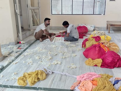 शहर के द्वारिकाधीश मंदिर में सजावट करते लोग। संवाद