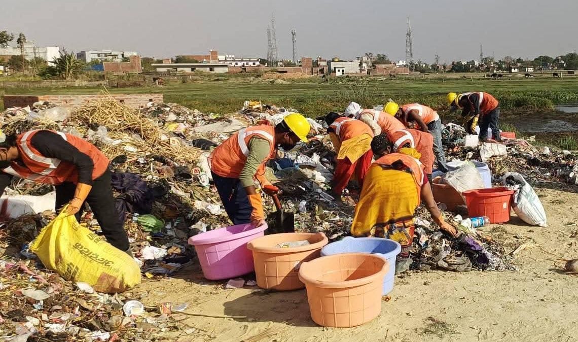 शोहरतगढ़ नगर पंचायत के मटेरियल रिकवरी फैसिलिटी सेंटर में फेंका गया कूड़ा। संवाद
