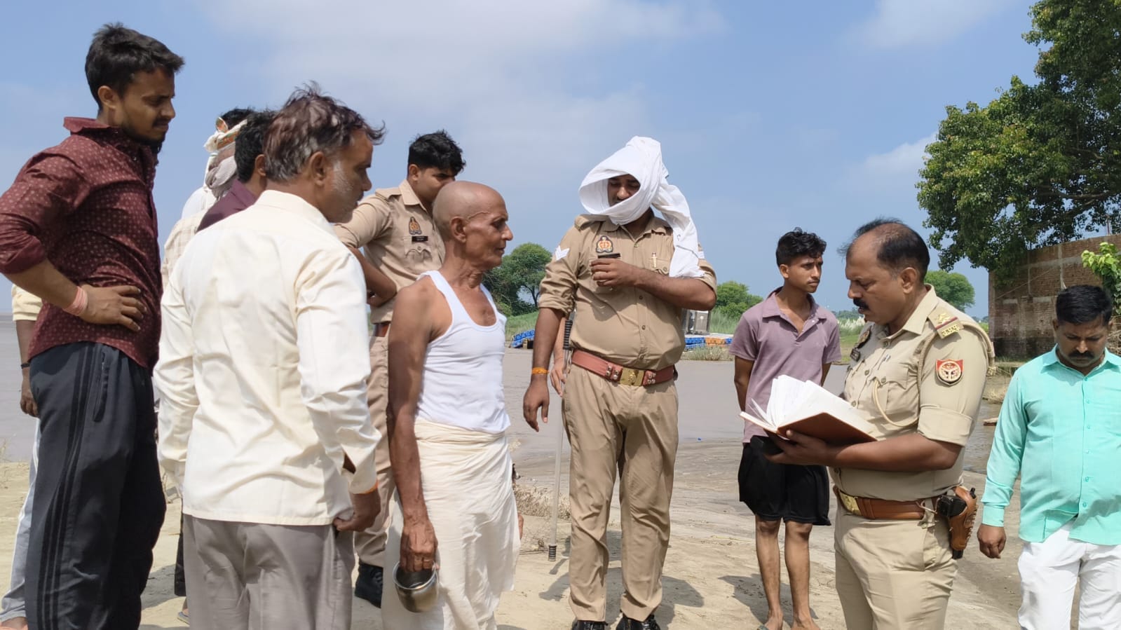 शिकायत के बाद मृतक त्रिपुरारी यादव के पिता महेंद्र यादव से जानकारी लेते पुलिसकर्मी। संवाद