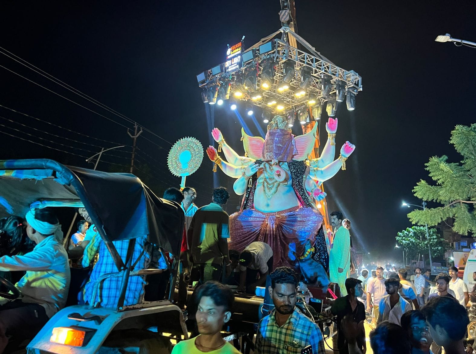  शनिवार रात पंडाल में स्थापित करने के लिए विघ्नहर्ता को ले जाते श्रद्धालु। स्रोत-आयोजक