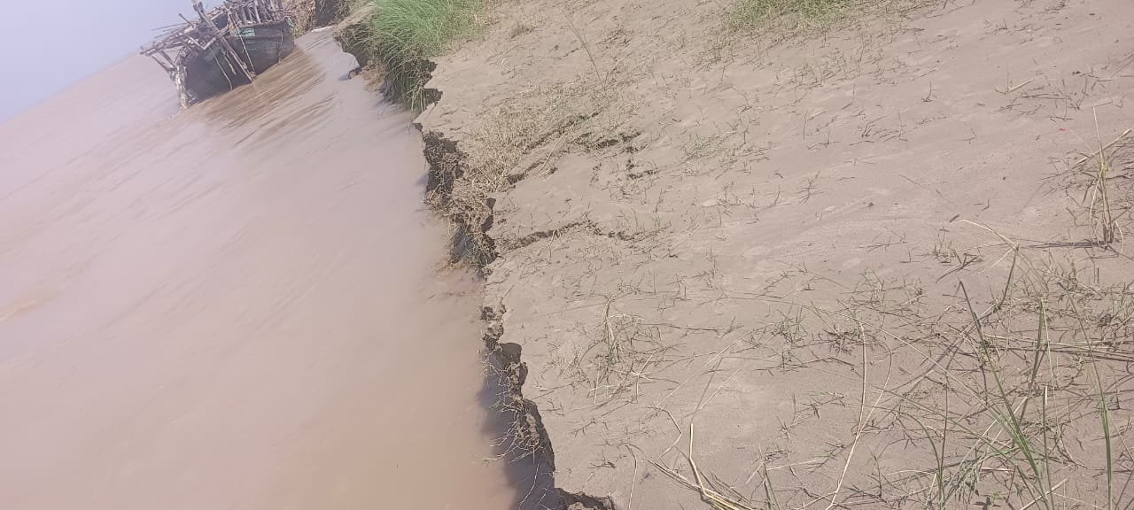 शेरपुर ग्राम सभा में गंगा किनारे हो रही भूमि की कटान। स्रोत ग्रामीण