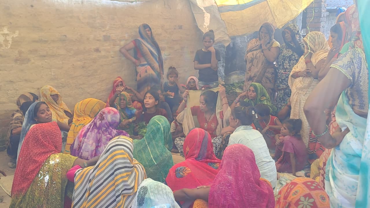 तुलसीपुर गांव में रोते बिलखते परिजन