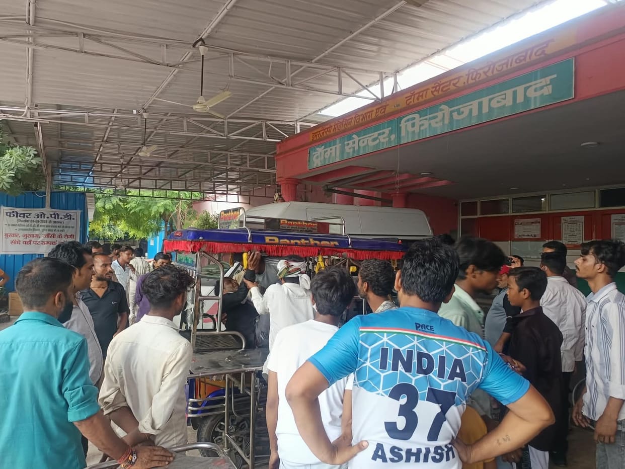 E-rickshaw overturns at Chandwar Gate; three passengers injured.