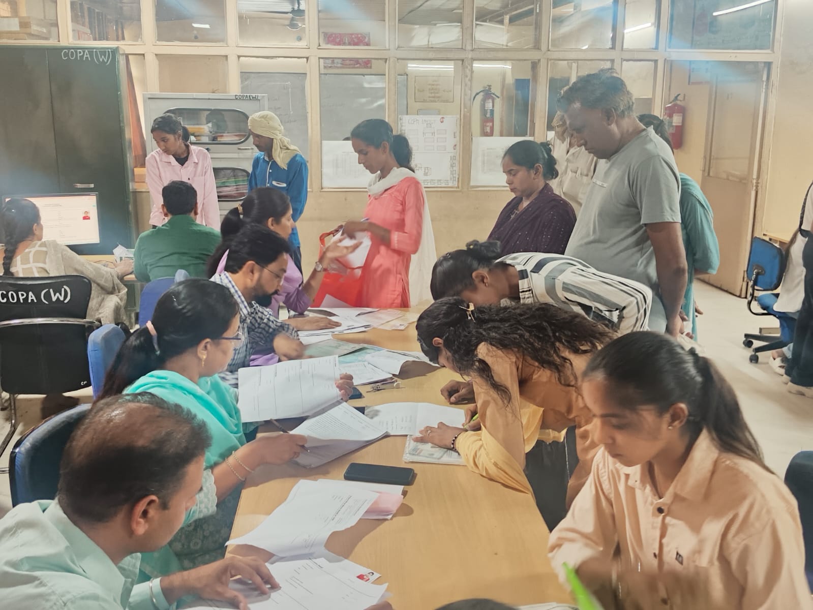 दाखिला के लिए पहुंचे हुए विद्यार्थी। संवाद