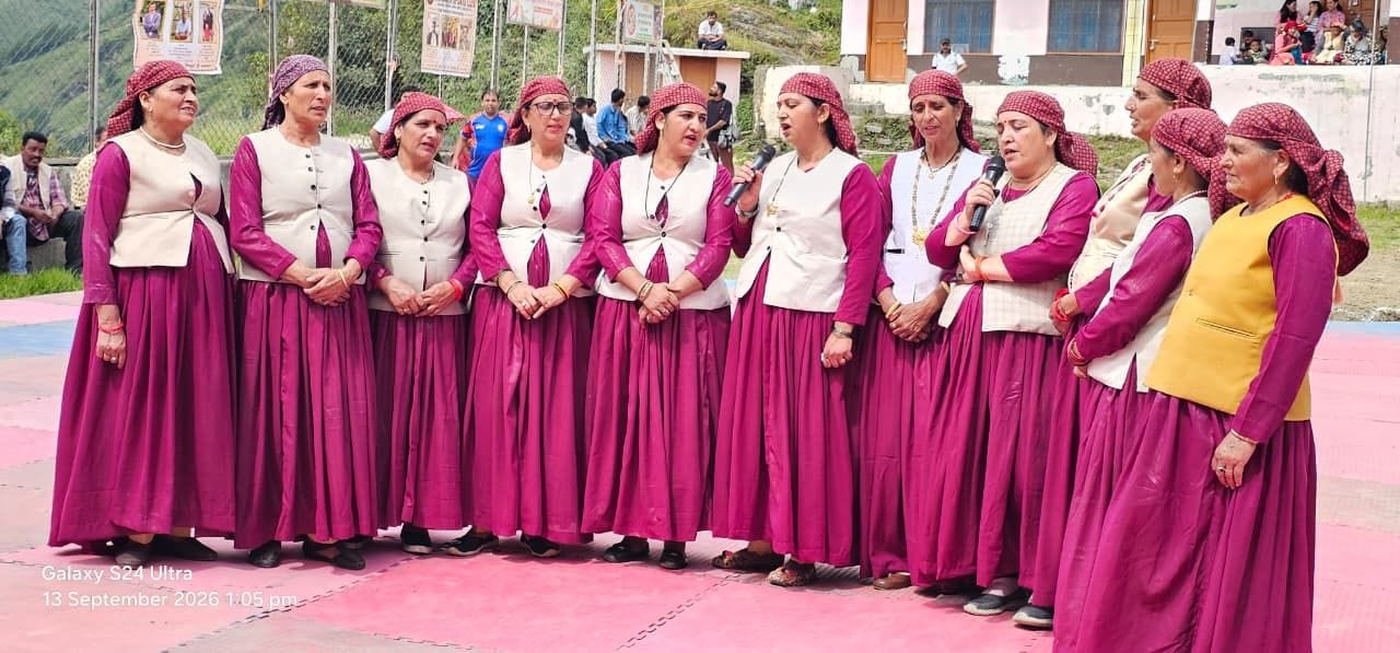 दलाश के ऋषि पंचमी मेले से पूर्व खेलकूद प्रतियोगिता के दौरान सांस्कृतिक प्रस्तुतियां देती महिलाए