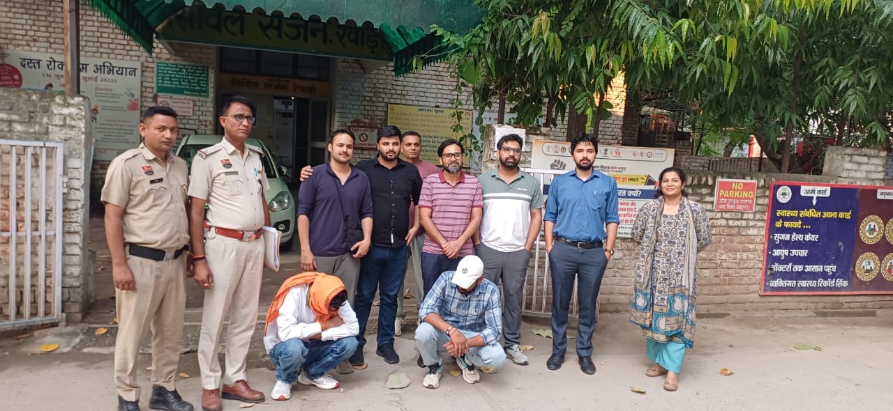 दोनों आरोपियों के साथ स्वास्थ्य विभाग की टीम। स्त्रोत: विभाग