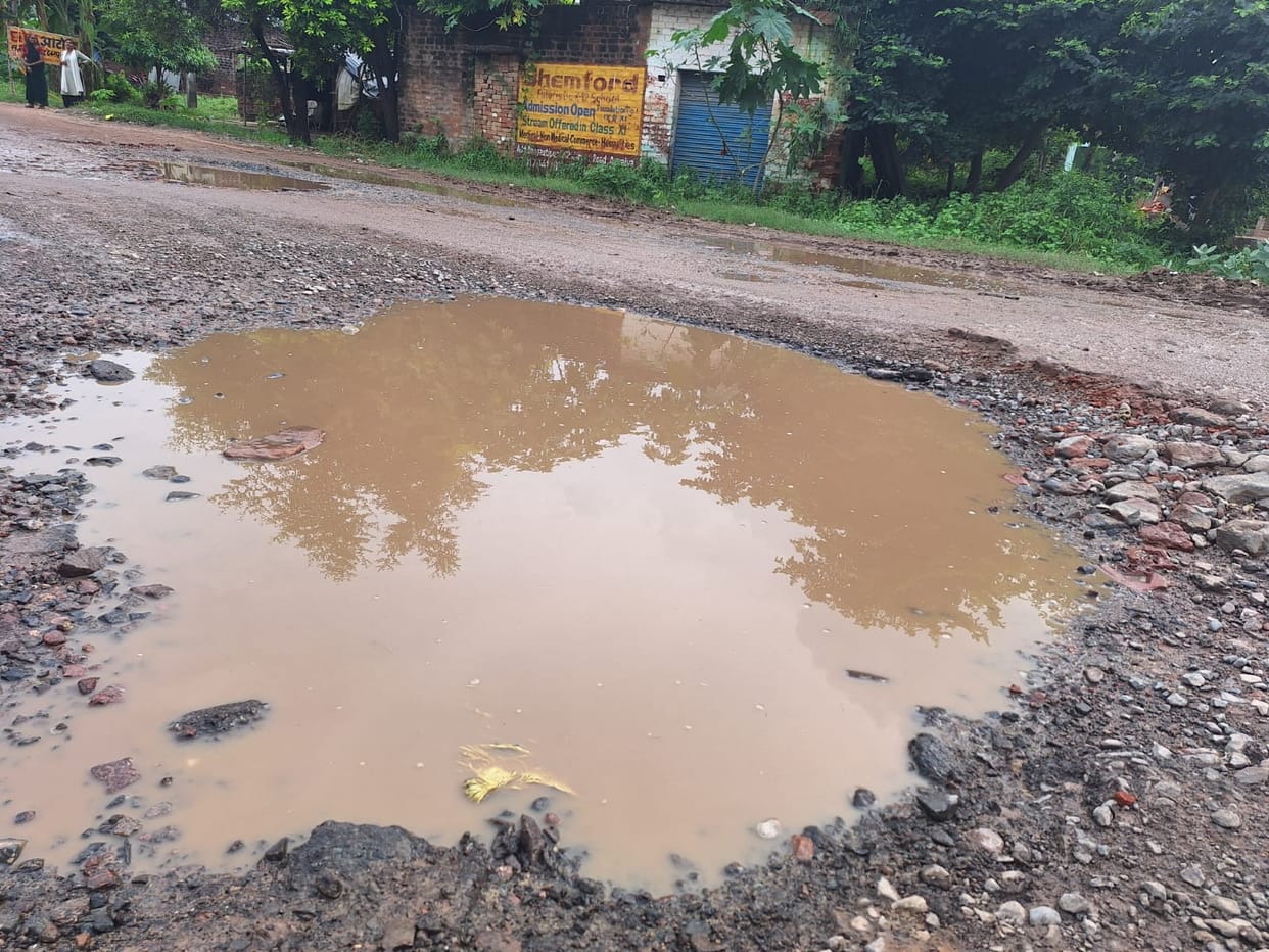 Network of potholes on the Auraiya-Phaphund road; fear of accidents during the journey.