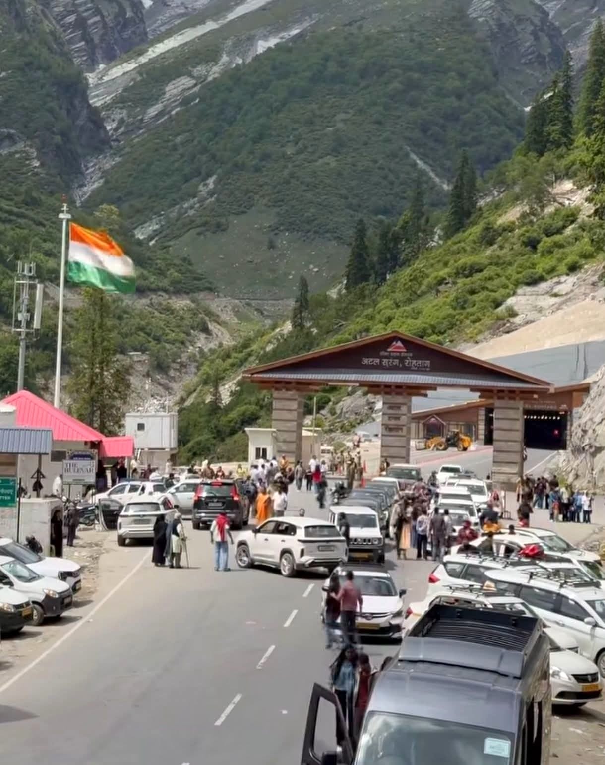 Weekend changes the pace in Manali; markets come alive again.