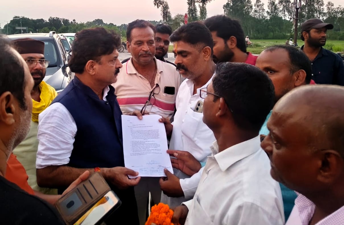 उप्र गौ सेवा आयोग के उपाध्यक्ष को ज्ञापन सौंपते सराय रानी रेलवे विकास संघर्ष समिति के लोग। संवा