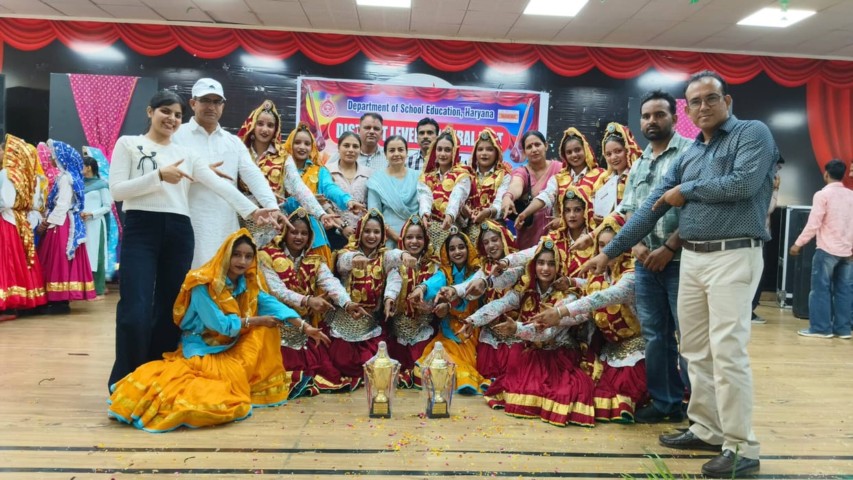 District-Level Cultural Festival: Spreading the enchanting colors of folk art, Sahuwala II's students won the cultural stage