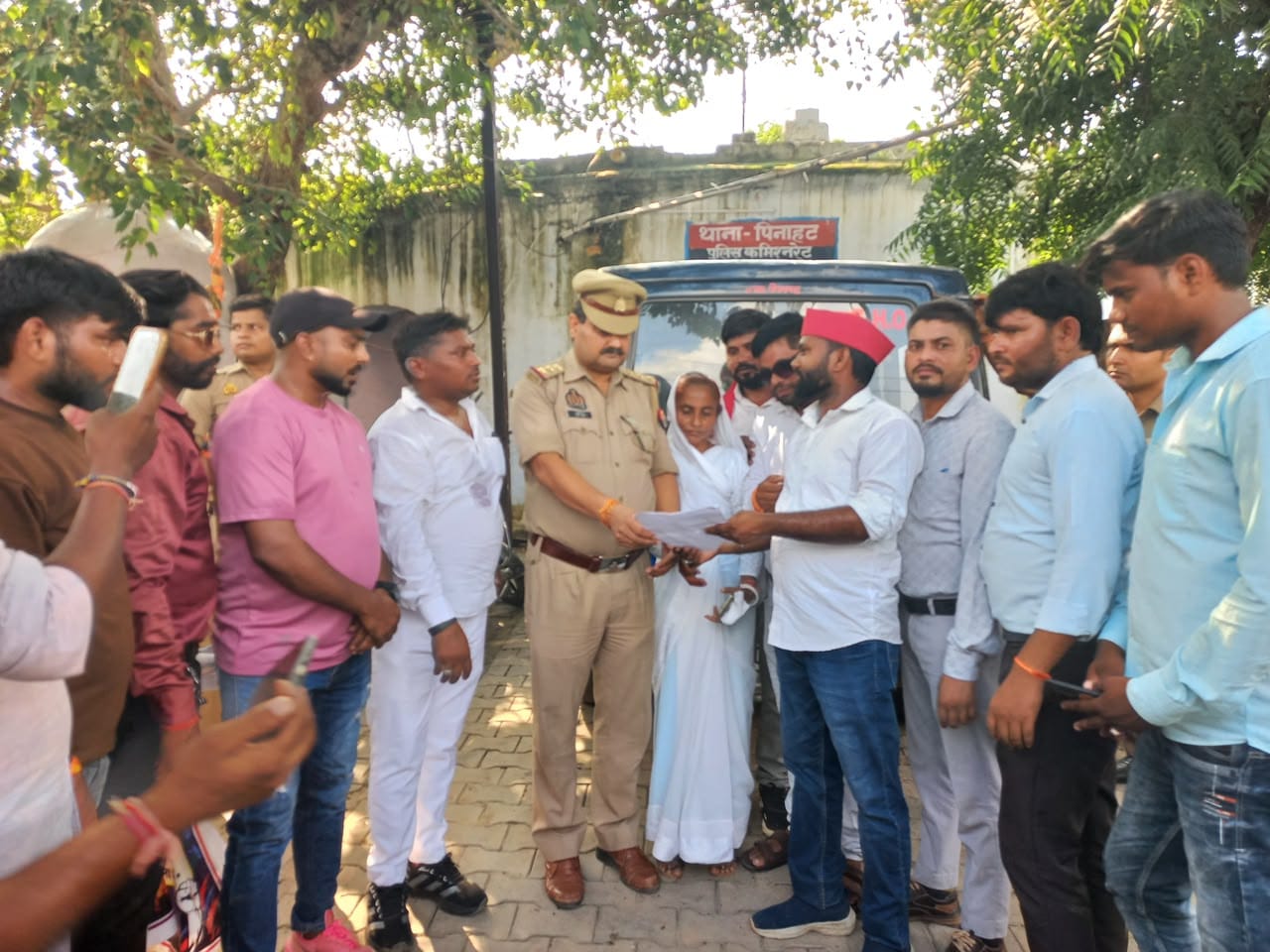 Nishad community submits memorandum.