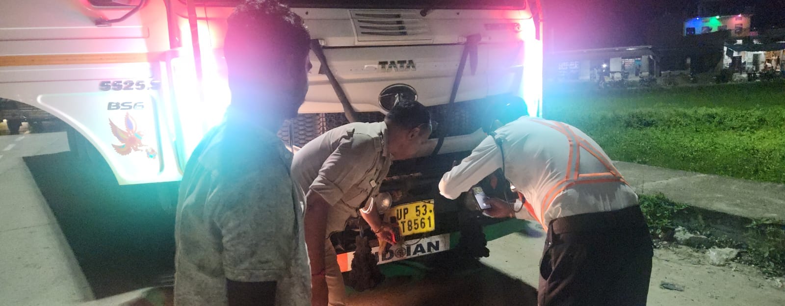 वाराणसी-गोरखपुर फोरलेन पर वाहन के नंबर की जांच करती यातायात पुलिस और एआरटीओ की संयुक्त टीम। स्र