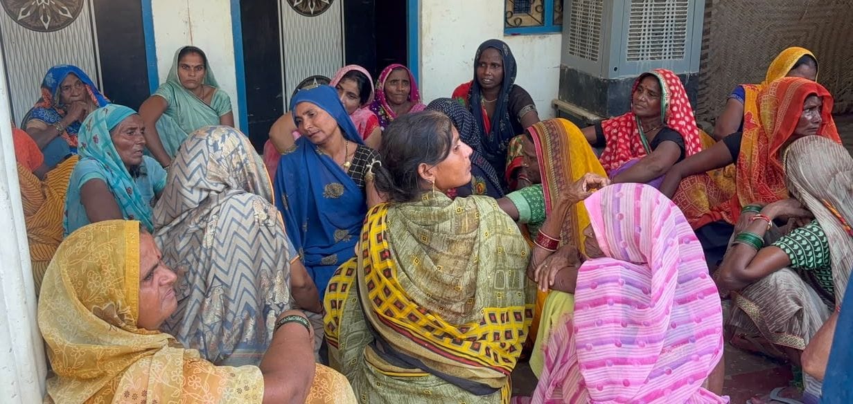 युवक की हत्या के बाद शनिवार को हरचंदपुर के छतैय्या में रोते-बिलखते परिवारीजन।