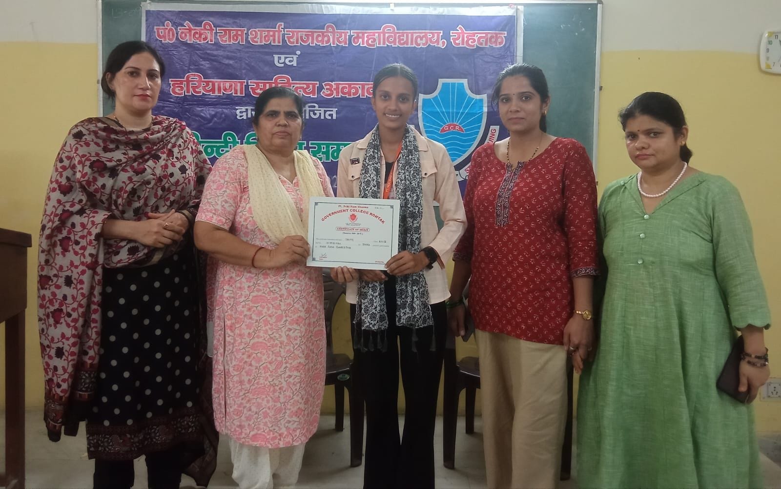 08-कॉलेज में हिंदी दिवस पर काव्य पाठ प्रतियोगिता के विजेताओं के साथ शिक्षक। स्रोत : कॉलेज