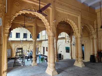 After Maharashtra, the public Ganesh Puja of Angre's enclosure started in Kashi.